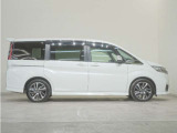リアには左右スライドドアを採用。狭い駐車場でも開閉しやすく、強風の日でもドアが煽られにくくなっております。小さなお子さまやご年配の方も安心して乗り降りできます。