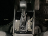CVT車のセレクトレバーです。低速から高速まで、変速ショックのないスムーズな走りを実現するとともに、エンジン効率のよい領域を維持することで燃費にも貢献します。