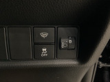 ハンドルの右側にはヘットライトリベライザーとHondaセンシング用のVSA解除スイッチなどがついています。ヘッドライトリベライザーは道路状況や積荷の加重に応じてライトの高さを調節できます。