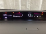 デジタル表示のスピードメーターとタコメーターを大きく配した見やすいメーター部になっています。左側のインフォメーション画面でオドメーターや燃費などの情報を確認できます。