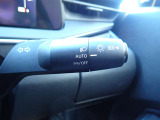 オートライト機能が装備されており暗い場所に入ると車両が検知しライトのON・OFFを自動的に切り替えてくれますので非常に便利な装備です♪