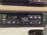 セレクトレバーの左上にオートエアコンがついてますので簡単操作で快適に過ごせます。シートヒータースイッチ内蔵で前席の左右別々にHiとLoの2段階で温度設定ができます。