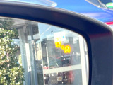 【ブラインドスポットモニタリング】走行中、ドアミラーの死角になりやすい箇所に後続車が接近するとサイドミラー付近に警告を表示、ドライバーに注意喚起をしてくれます。