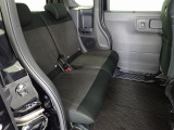 リアシートは足元も広々していて足を組めるほど余裕があります!又背もたれを左右別々に倒せるので長い物でも積めます。