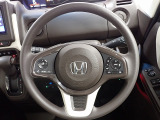ハンドル左側にはオーディオ操作が出来るオーディオリモートコントロールスイッチ、右側にはHonda SENSINGとオートクルーズコントロールのスイッチを装備!