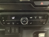 セレクトレバーの左上にプラズマクラスター付き・オートエアコンがついてますので簡単操作で快適に過ごせます。シートヒータースイッチ内蔵で前席の左右別々にHiとLoの2段階で温度設定ができます。