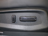 パワーシート装備車です。電動でシートが動きます、高級感がありとても便利な機能です!