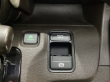セレクトレバーの右に電子制御パーキングブレーキがあります。スイッチひとつで、停車した地点の傾斜などをシステムが検知・判断してブレーキ力を自動的に最適制御し、しっかり停車できるパーキングシステムです。
