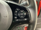 ハンドルにHondaセンシング系のクルーズコントロールやレーンキープアシストなどの操作スイッチが装備されています。ハンドルから手を離さず安全に操作できます。