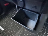 車内に持ち込んだ小物やドリンク食べ物がきちんと片付く収納も充実です。こちらは、大容量のインストセンターロアBOXになります。CDや袋を取り付けてダストBOX等に使えます。