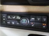 【オートエアコン】温度を設定すれば自動で快適な車内温度を保ちます。エアコン内部の高性能脱臭フィルターで車内のアレルゲンや花粉を除去。