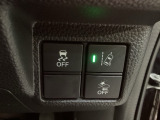 Hondaセンシング用の、VSA(ABS+TCS+横滑り抑制)解除と路外逸脱抑制機能のオンオフスイッチなどはハンドルの右側に装備しています。