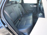 後席も使用感はほとんど感じられず大変綺麗なコンディションを保って入庫しております。ISO-FIXにも対応したシートを採用し、チャイルドシートも簡単にお取り付けいただけます。