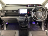車内は光触媒抗菌消臭施工済です。インパネ周りはスタイリッシュなデザインです。グローブボックスやカップホルダーのほかにトレーなどたくさんの収納スペースが付いています。