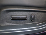 パワーシート装備車です。電動でシートが動きます、高級感がありとても便利な機能です!
