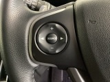 ステアリングスイッチがついていますので、オーディオのチャンネル変更、ボリューム、ジャンル変更が操作可能です。ハンドルから手を離さず安全に操作できます。