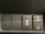 Hondaセンシング用の、VSA(ABS+TCS+横滑り抑制)解除とレーンキープアシストシステムのメインスイッチなどはハンドルの右側に装備しています。