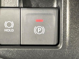 【電動パーキングブレーキ】パーキングブレーキは便利な電動式!ボタン一つで操作でき、アクセルを踏めば自動で解除されます♪レバーやペダルが無いので運転席廻りもすっきりしますね♪
