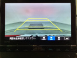 バックでの車庫入れも安心です! リアカメラが付いているバックモニター付のナビを装備しております。操作線もついており距離感も画面から確認できます。