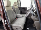 フロントシートはベンチシートです、運転席と助手席の移動が簡単です。真ん中にはアームレストも装備されています! また運転席シートの高さも調整できます。