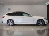 ☆BMWの前後重量配分50:50はエンジン自体をフロントタイヤよりも後ろにずらし、通常はエンジンルーム内に搭載される重量物であるバッテリーをトランクに移動させるなどして実現されています☆