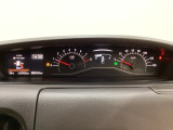 スピードメーターとタコメーターを大きく配した見やすいメーター部になっています。左側のインフォメーション画面でオドメーターや燃費などの情報を確認できます。