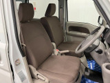 【フロントシート】さまざまな体格の方が快適に運転ができるよう配慮したシートになっております。