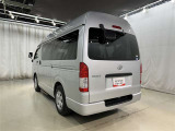 荷室には、車いすの格納に使用できる電動リフトを搭載。車いすの積みおろしも楽になります。
