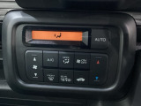 セレクトレバーの左側にオートエアコンがついてますので、簡単操作で快適に過ごせます。リア熱線のスイッチの中に、雪道に対応したサイドミラーヒーターも入っています。