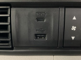 エアコン操作パネルの左側に、スマートフォンなどの充電可能なUSB端子と、音源などの外部入力の可能なUSB端子がついています。移動中に充電もできるので便利です。