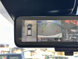 【アラウンドビューモニター】まるでクルマを真上から見下ろしたかのような視点で駐車をサポートします!クルマの斜め後ろや真横など、前後左右の4つのカメラの映像が合成されて、モニターに映し出されます。