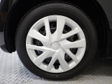 ホイールは車のデザインにマッチした専用タイプです。