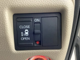 左側電動スライドドアは運転席からでも操作ができるように、ハンドル付近に開閉の操作スイッチが付いています。