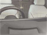 【ヘッドアップディスプレイ】現在の車速表示や目的地へのルート案内やメディア関連のリストを表示する事が可能です。視線移動を減らす事によりドライブに集中して頂けます。