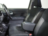 運転席にはアームレストが備わっています。