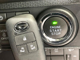 【キーフリーシステム】カバンやポケットに入れたままでもドアの施錠・解錠が可能なスマートキーを装備。エンジンのオン・オフ時もカギを取り出す必要が無いからとっても便利です♪