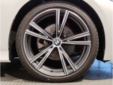 BMWの純正アロイホイールは軽量かつ強度にも優れているホイールで走行性能を引き上げる設計になっております。足元にもBMWは妥協がなくこだわっている個所になります。