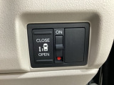 左側電動スライドドアは運転席からでも操作ができるように、ハンドル付近に開閉の操作スイッチが付いています。