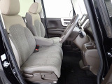 フロントシートはベンチシートです、運転席と助手席の移動が簡単です。真ん中にはアームレストも装備されています! また運転席シートの高さも調整できます。