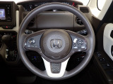 ハンドル左側にはオーディオ操作が出来るオーディオリモートコントロールスイッチ、右側にはHonda SENSINGとオートクルーズコントロールのスイッチを装備!