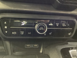セレクトレバーの左上にプラズマクラスター付き・オートエアコンがついてますので簡単操作で快適に過ごせます。シートヒータースイッチ内蔵で前席の左右別々に2段階で温度設定ができます。