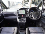 ◆視界広々で非常に運転しやすくロングドライブでも疲れを感じさせないすっきりとまとまったインパネ周りです。