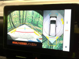 【パノラミックビューモニター】専用のカメラにより、上から見下ろしたような視点で360度クルマの周囲を確認することができます☆死角部分も確認しやすく、狭い場所での切り返しや駐車もスムーズに行えます。