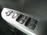 パワーウィンドウは運転席のスイッチのみオート機能も装備されております。