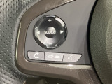 ステアリングスイッチがついていますので、オーディオのチャンネル変更、ボリューム、ジャンル変更が操作可能です。ハンドルから手を離さず安全に操作できます。