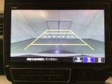 バックでの車庫入れも安心です! リアカメラが付いているバックモニター付のナビを装備しております。操作線もついており距離感も画面から確認できます。
