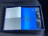 メンテナンスノート【点検整備記録簿・保証書】、取説も揃ってます。スマートキーはバッグなどにしまったままボタン操作でエンジンの始動・停止ができて大変便利です。