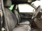 座面も厚みがあり背もたれも高く、広い足元にゆったり座れるシートです。運転席と助手席の間が空いている為、助手席側への移動がスムーズです。交通量の多い道でも助手席側から乗り降りができます。