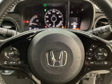ハンドルにHondaセンシング系のクルーズコントロールやレーンキープアシストなどのスイッチと、オーディオの操作スイッチが装備されています。ハンドルから手を離さず安全に操作できます。