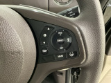 ハンドルにHondaセンシング系のクルーズコントロールやレーンキープアシストなどのスイッチが装備されています。ハンドルから手を離さず安全に操作できます。